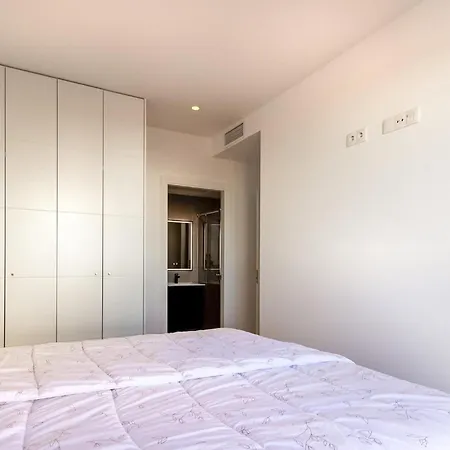 Apartment In With Kitchenette *